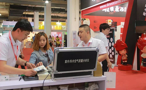 現(xiàn)場進(jìn)行空氣檢測 現(xiàn)場進(jìn)行空氣檢測